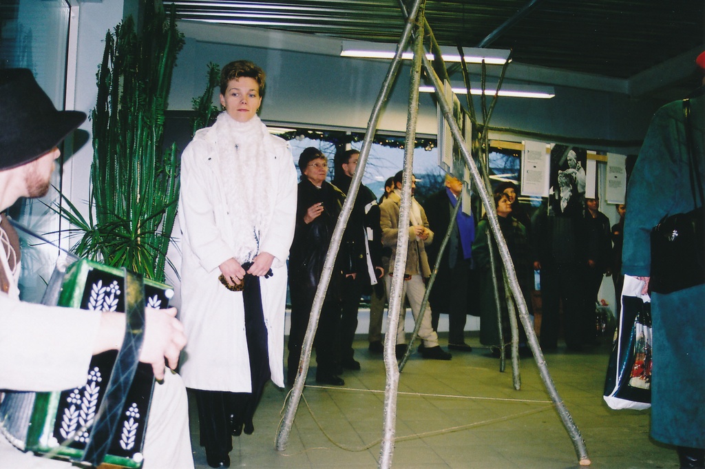 Egon Erkmanni fotonäituse "Vihtrpalu pulm" avamine Kaupluses Kodukaup. 28. dets. 2002.