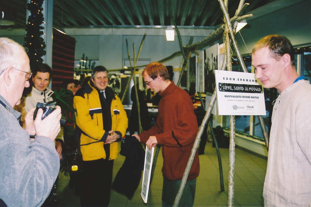 Egon Erkmanni fotonäituse "Vihtrpalu pulm" avamine Kaupluses Kodukaup. Tarmula, ..., Ed. Laur, E. Erkmann, A. Schönberg. 28. dets. 2002.