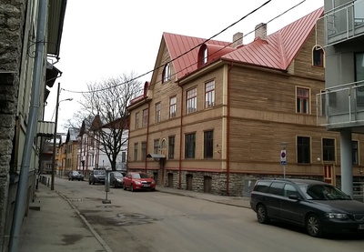 P. Süda tänav, vaade südalinna poole. Paremal koolimaja - Kaarli koguduse gümnaasium. rephoto