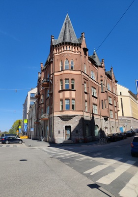 Satamakatu 7 - Luotsikatu 1. Katolla on Pauligin ulkomainos ja liiketilassa on Yhdyspankin konttori. rephoto
