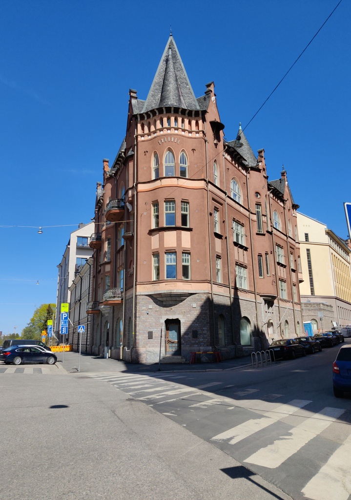 Satamakatu 7 - Luotsikatu 1. Katolla on Pauligin ulkomainos ja liiketilassa on Yhdyspankin konttori. rephoto