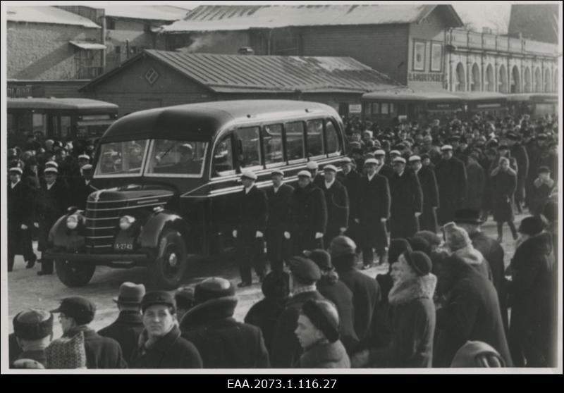 Anton Hansen Tammsaare matused Tallinnas 05.03.1940, Eesti Üliõpilasseltsi Ühendus liikmed rongkäigus matusebussi saatmas