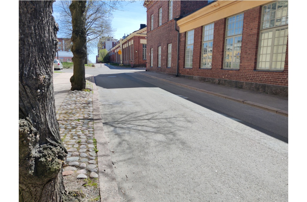 Laivastokuja. Vironniemen päiväkodin lapsia ja aikuisia kävelemässä kevättalven auringonpaisteessa Laivastokujalla veden tippuessa räystäiltä. Oikealla Laivastokuja 6:rakennus. Näkymä kaakkoon Merikasarminkadun suuntaan. Tutustuminen Katajanokan vanhoihin ja uusiin rakennuksiin liittyi päiväkodissa kevätkaudella toteutettuun Viihtyisä ympäristö -projektiin. rephoto