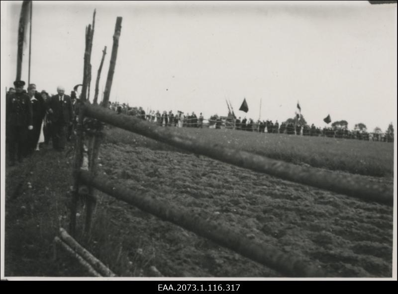 Rongkäik põldude vahel, oletatavalt Oskar Lutsu 50. juubeli puhul Palamusel