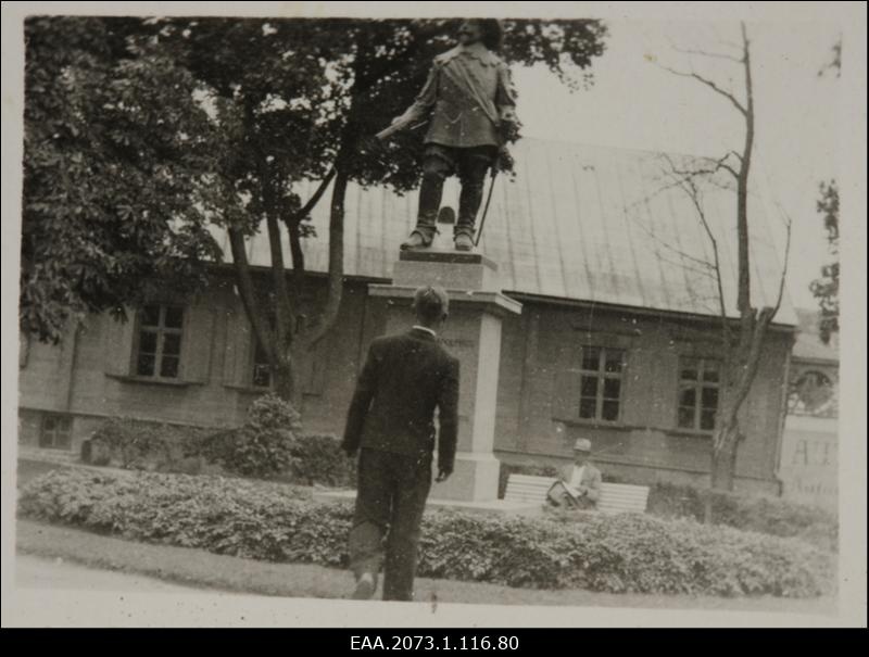 Tõenäoliselt Eduard Roone Tartus Gustav Adolfi kuju ees