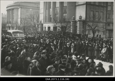 Anton Hansen Tammsaare matused Tallinnas 05.03.1940, matuselised Estonia teatri ees  similar photo