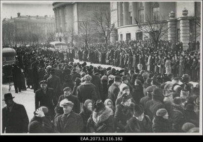 Anton Hansen Tammsaare matused Tallinnas 05.03.1940, matuselised Estonia teatri ees  similar photo