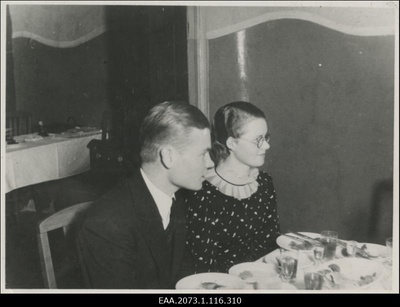 Kirjanik Oskar Lutsu 50. juubeli tähistamine Tartus, Eduard Roone ja Maria Tootson (Sibul) pidulauas  duplicate photo