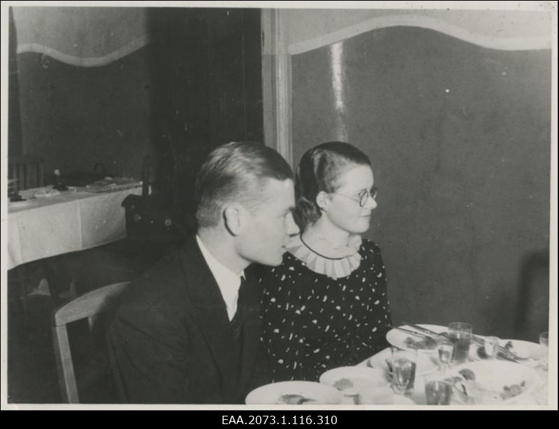 Kirjanik Oskar Lutsu 50. juubeli tähistamine Tartus, Eduard Roone ja Maria Tootson (Sibul) pidulauas