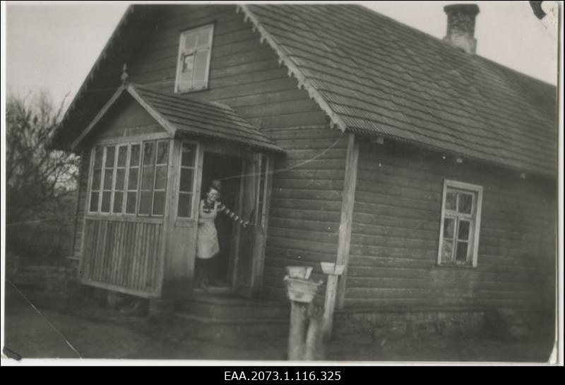 Mäeotsa talu elumaja Palamusel, uksel Voldemar Tootsoni tütar Maria Tootson (Sibul)