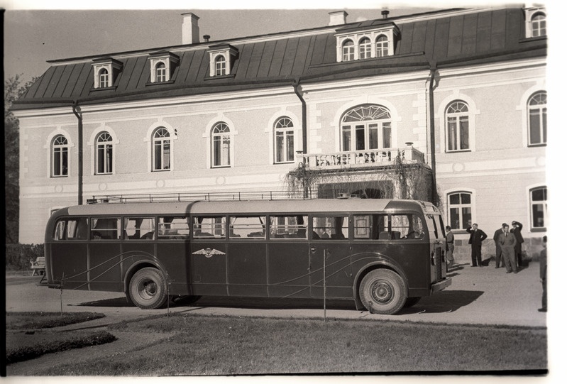 Noorte Meeste Kristliku Ühingu (NMKÜ) turismibuss Kehtna mõisa ees