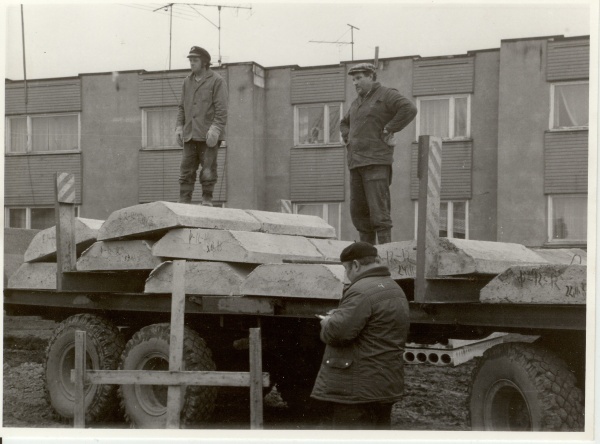 foto, elumaja ehitusel Kirna kolhoosis Türi-Allikul 1983.a.
