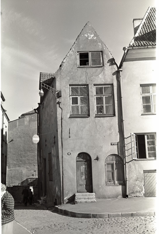 Raekoja plats 12