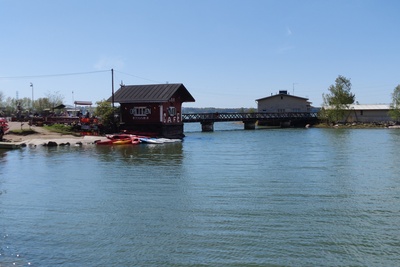 Töölössä, Toivo Kuulan puiston länsikärjessä sijaitseva kahvila Regatta ensilumen aikaan syksyllä 1973. rephoto