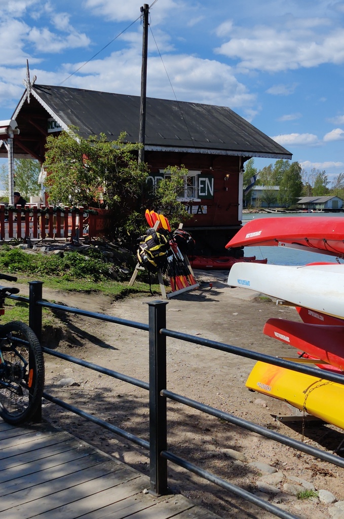 Töölössä, Toivo Kuulan puiston länsikärjessä sijaitseva kahvila Regatta ensilumen aikaan syksyllä 1973. rephoto