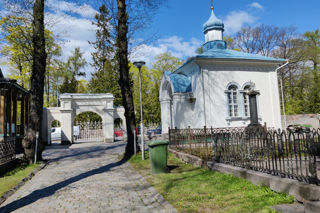 Lapinlahden ortodoksinen hautausmaa (=Helsingin ortodoksisen seurakunnan hautausmaa), Pyhän Eliaan kappelin edusta rephoto