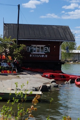 Töölössä, Toivo Kuulan puiston länsikärjessä sijaitseva kahvila Regatta ensilumen aikaan syksyllä 1973. rephoto