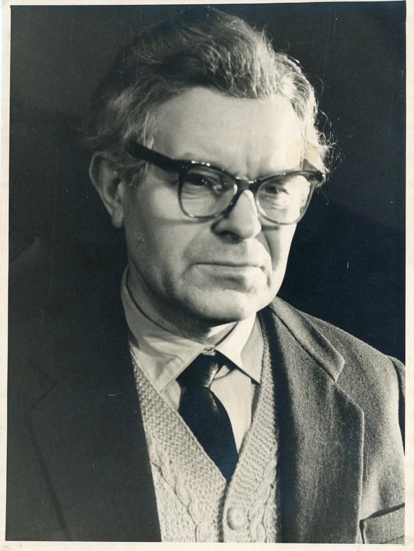 Ümberaetud tindipott. Prof. Laane osas Helend Peep