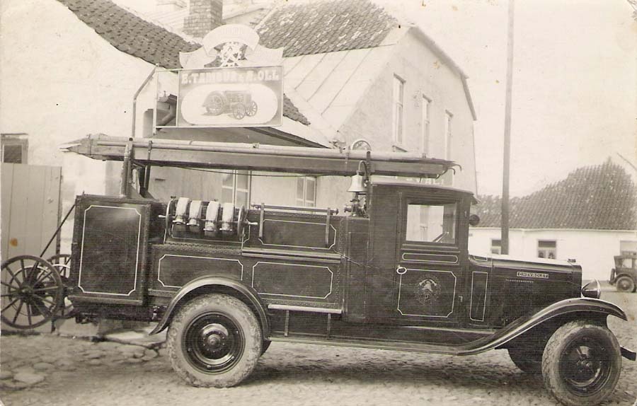 Chevrolet at the gates of the workshop completed in 1931.