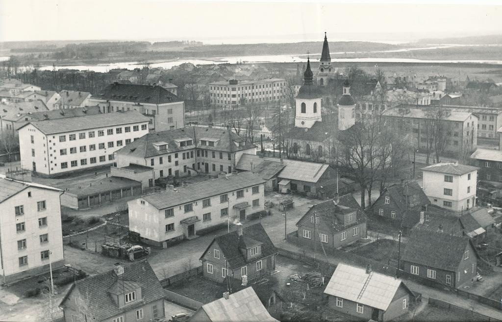 Foto. Vaade Võru linnale edela suunas ehitatava katlamaja korstna otsast.