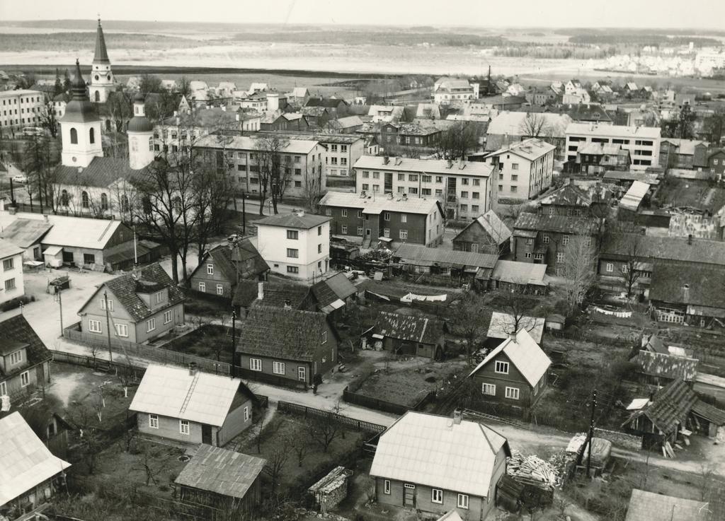 Foto. Vaade Võru linnale edela  suunas ehitatava katlamaja korstna otsast.