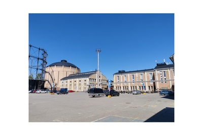 Suvilahden kaasukellon puhdistus. Näkymä Suvilahdesta, luoteeseen päin kuvattuna. Vasemmalla teräsrakenteinen kaasukello ja sen ns. haalausaukko, joka on tehty työkoneille puhdistusta varten. Aukko on myöhemmin suljettu. Oikealla taustalla vuoden 1910 tiilikello ja sen edessä alun perin kaasun puhdistukseen tarkoitettu Puhdistamo. Oikealla Kojehuone. Suvilahden energiantuotantoalueen rakennukset on pääosin suunnitellut Selim A. Lindqvist. rephoto