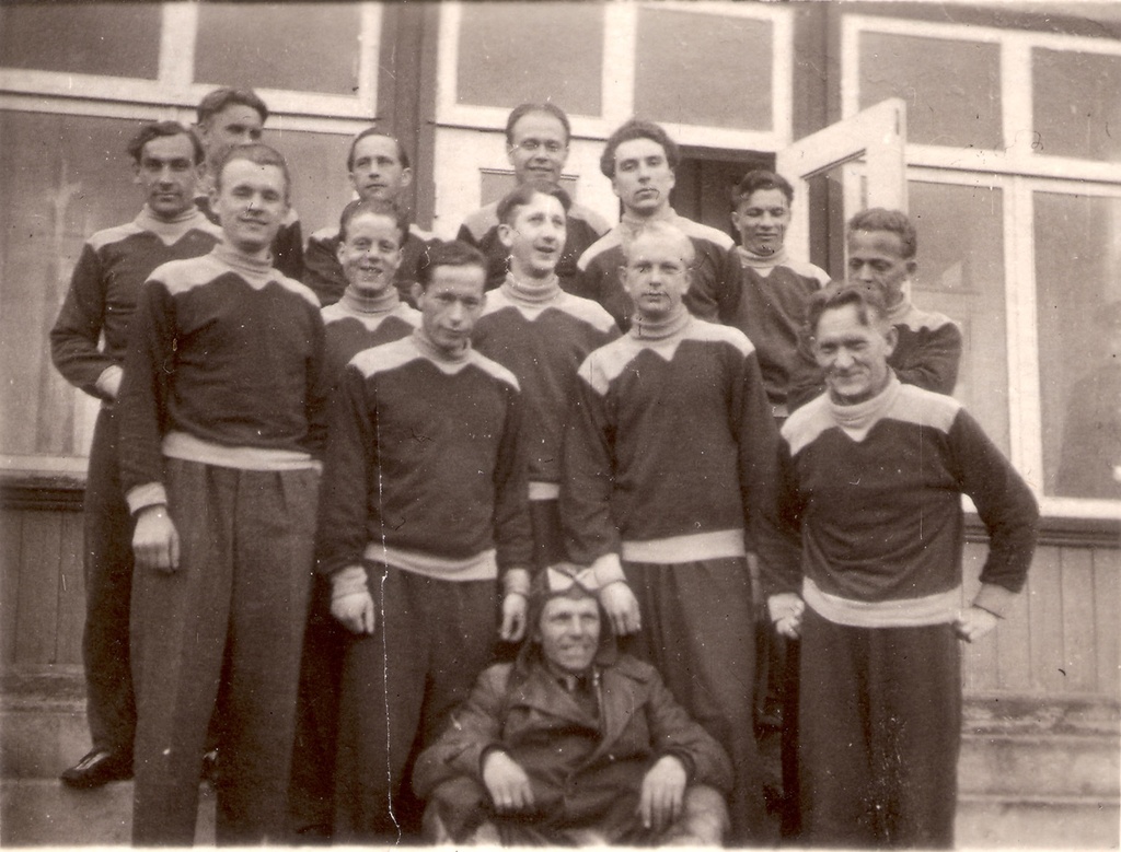 Grupp jalgpallureid Pärnus u 1940