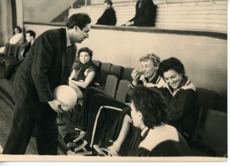 Korvpallitreener Edgar Naarits mängijatega