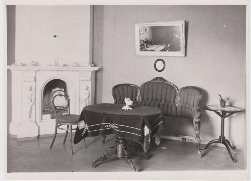 Nurgake kaminatoast C. R. Jakobsoni Talumuuseumi peahoones.