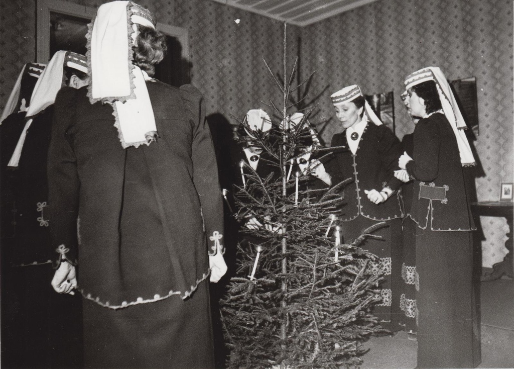 Ansambel "Linnutaja" C. R. Jakobsoni elumaja saalis jõulukuuse ümber.