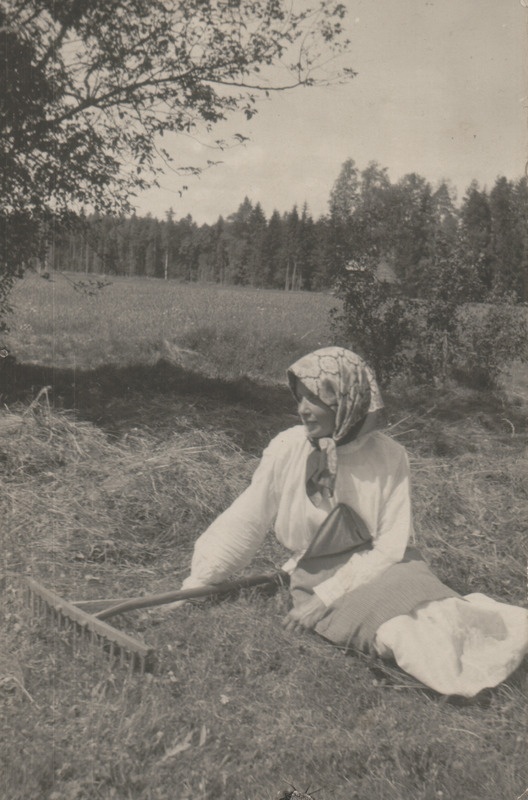 Linda Jakobson heinamaal.