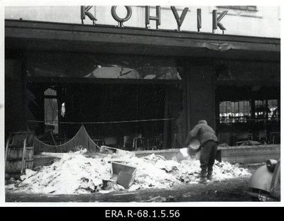 Consequences of March bombing in Tallinn: collecting glass shells in front of the "Kultase" cafe on the Freedom Square"  duplicate photo