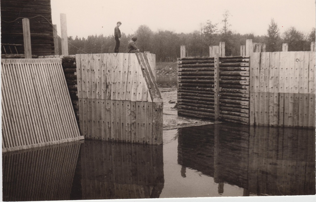 C. R. Jakobsoni Talumuuseumi veskipaisu ehitamine 1983. a. sügisel.