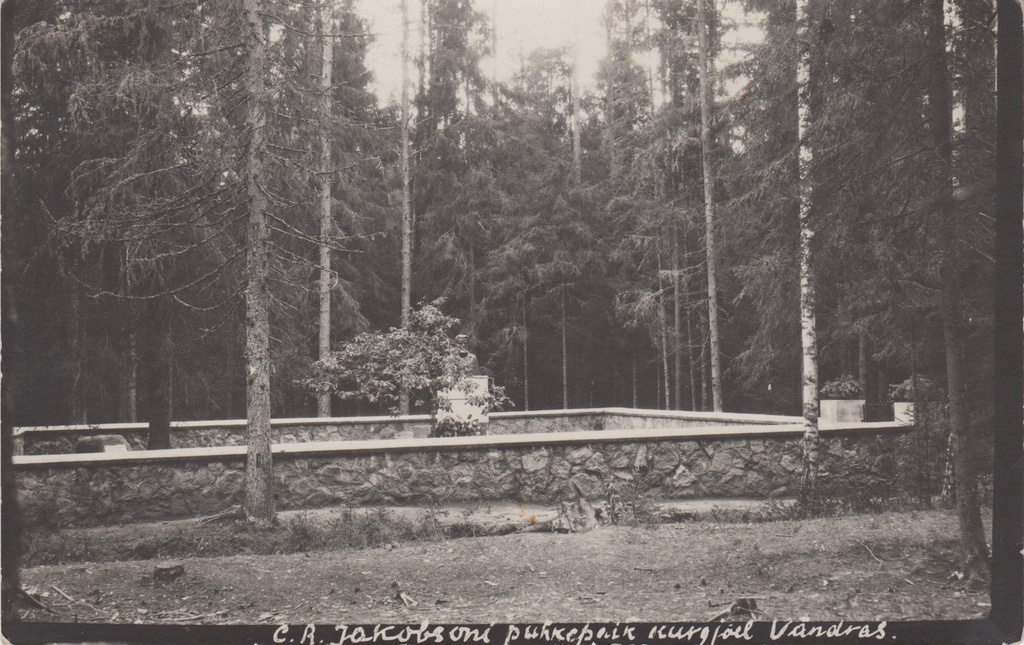 C. R. Jakobsoni perekonnakalmistu peale hauasamba avamist 14. aug.1927. a.