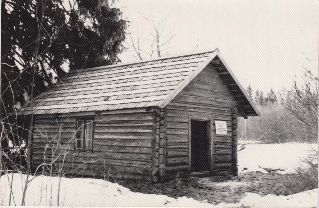 C. R. Jakobsoni Talumuuseum. Mesipuude maja Kurgjal. Vaade põhjast.
