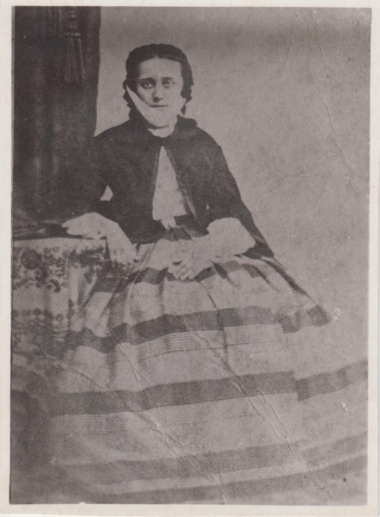 Lilli Suburg, täisportree.