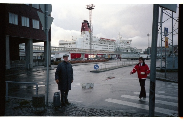 Hans Teetlaus Helsingi sadamas Helsinki-Stockholm liinilaeva Mariella taustal