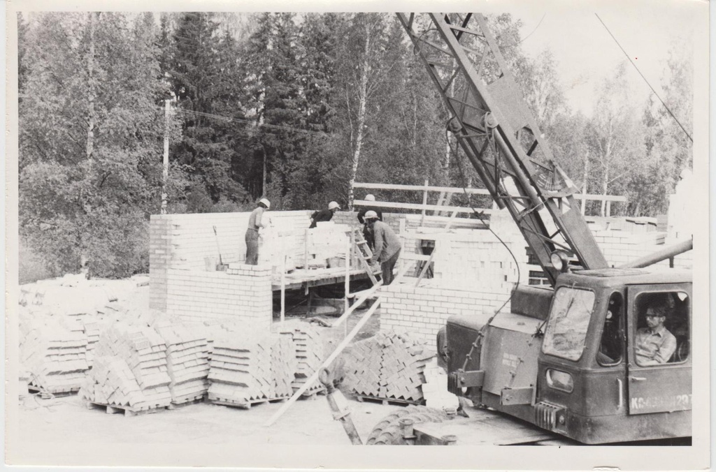 C. R. Jakobsoni Talumuuseumi majanduskompleksi ehitamine. Vabariiklik müürseppade kutsevõistlus.