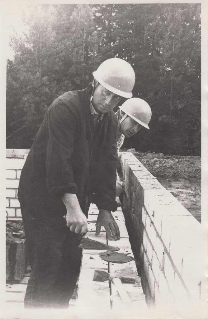 C. R. Jakobsoni Talumuuseumi majanduskompleksi ehitamine. Vabariiklik müürseppade kutsevõistlus.