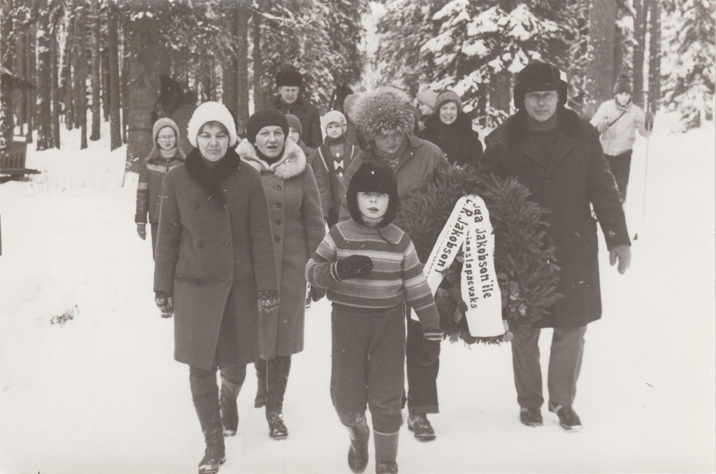 Ida Jakobsoni 100. sünniaastapäeva tähistamine Kurgja-Linnutajal. Minek kalmistule.