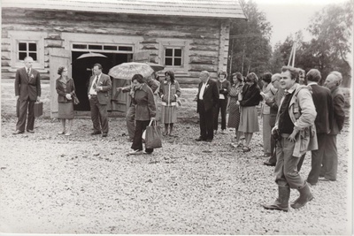 C. R. Jakobsoni Talumuuseumi teadusliku nõukogu liikmed ja külalised tutvumas restaureeritud karjalaudaga.  similar photo