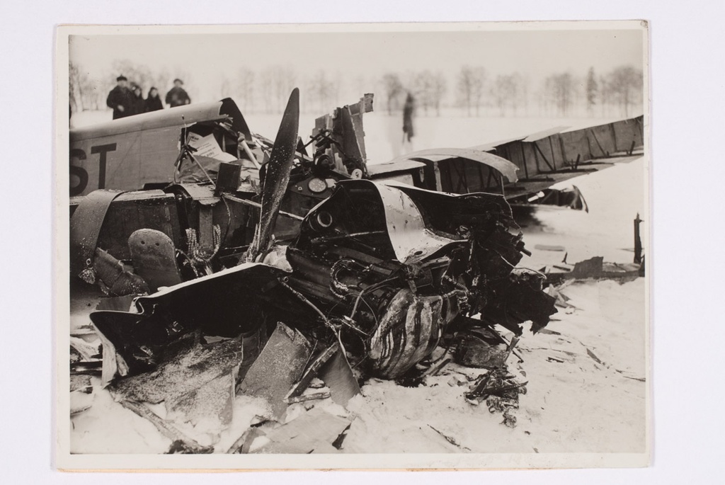 Põltsamaa lähedal Viljandi maantee ääres 1930.aastate 1. poolel maha kukkunud parun von Ungern-Sternbergi eralennuk.