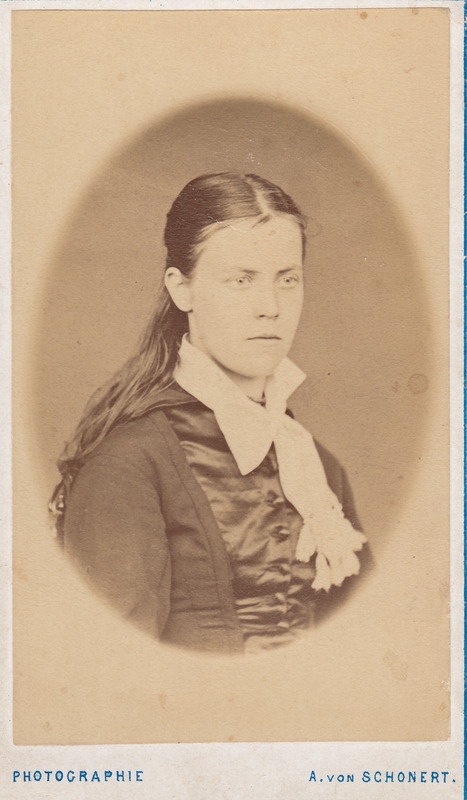 Antonie Thal, C. R. Jakobsoni abikaasa õde.