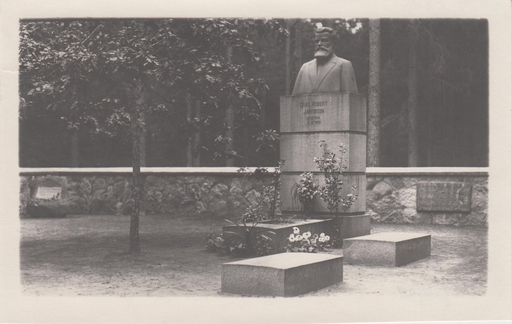 C. R. Jakobsoni matmispaik ja hauasammas.