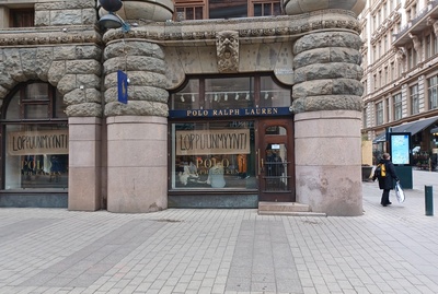 Willhelmsin apteekki, Aleksanterinkatu 44 - Mikonkatu 3. Aleksanterinkadun puoleisnen ulko-ovi ja näyteikkuna. rephoto
