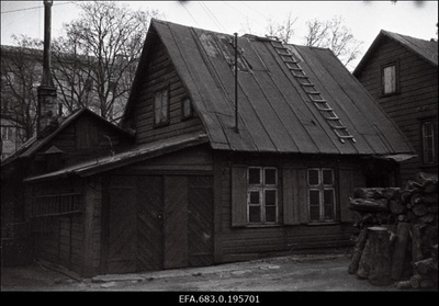 Vana puumaja, endine Eesti Päästekomitee hoone Tartu mnt 11 hoovis enne lammutamist.  similar photo