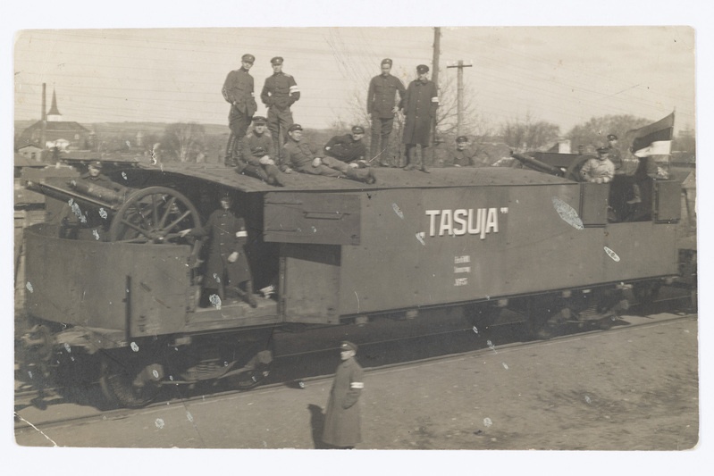 Vabadussõda. Laiarööpalise soomusrongi nr. 5 suurtükiplatvorm Tasuja. Katusel seisavad vasakult 1. patareiülem leitnant Hellmuth Ibrus ja 2. rongi komandant alamkapten Ernst Grasmandorf (Soomuste).