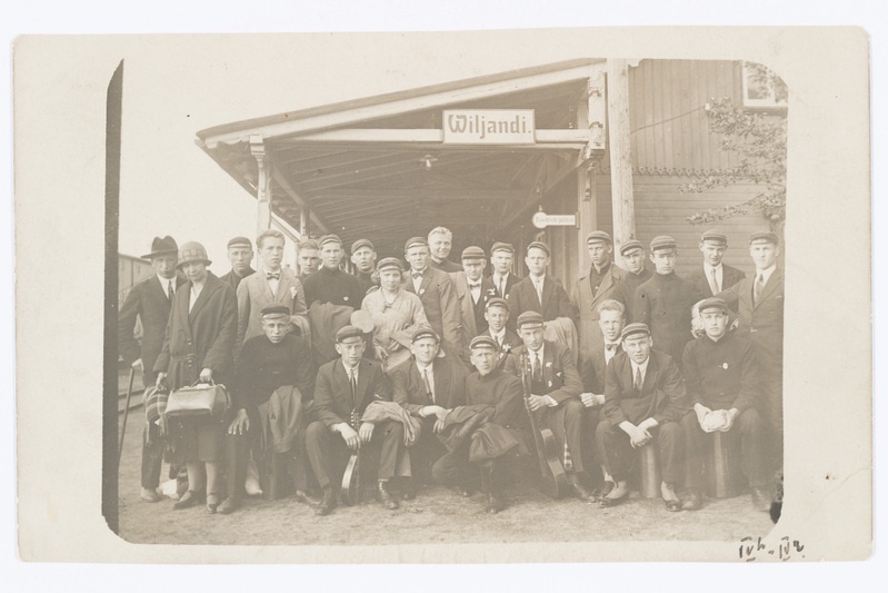 Grupp üliõpilasi Viljandi raudteejaamas