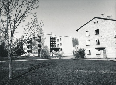 Foto. Väimela Näidissovhoostehnikumi ühiselamu nr. 2 ( valmis 1957)  ja nr. 4 Kooli teel ( valmis1976) mais 1981.a.  similar photo
