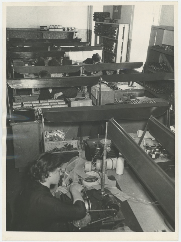 Töö kerimismasinal, esiplaanil naistöötaja Tšistjakova.